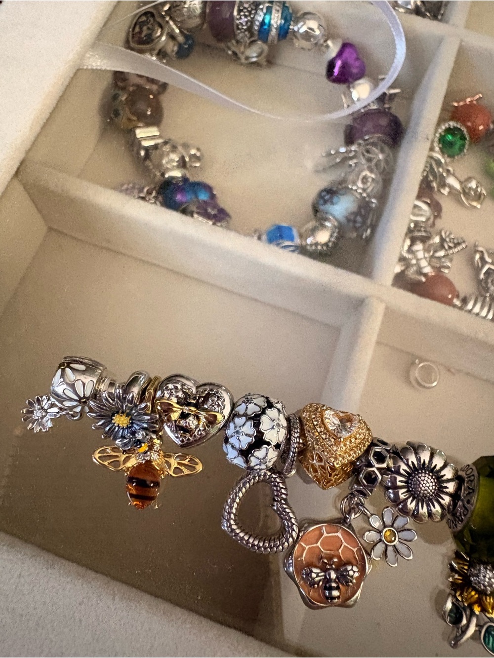 Pandora daisy and bee themed bracelet - Picture 7 of 9
